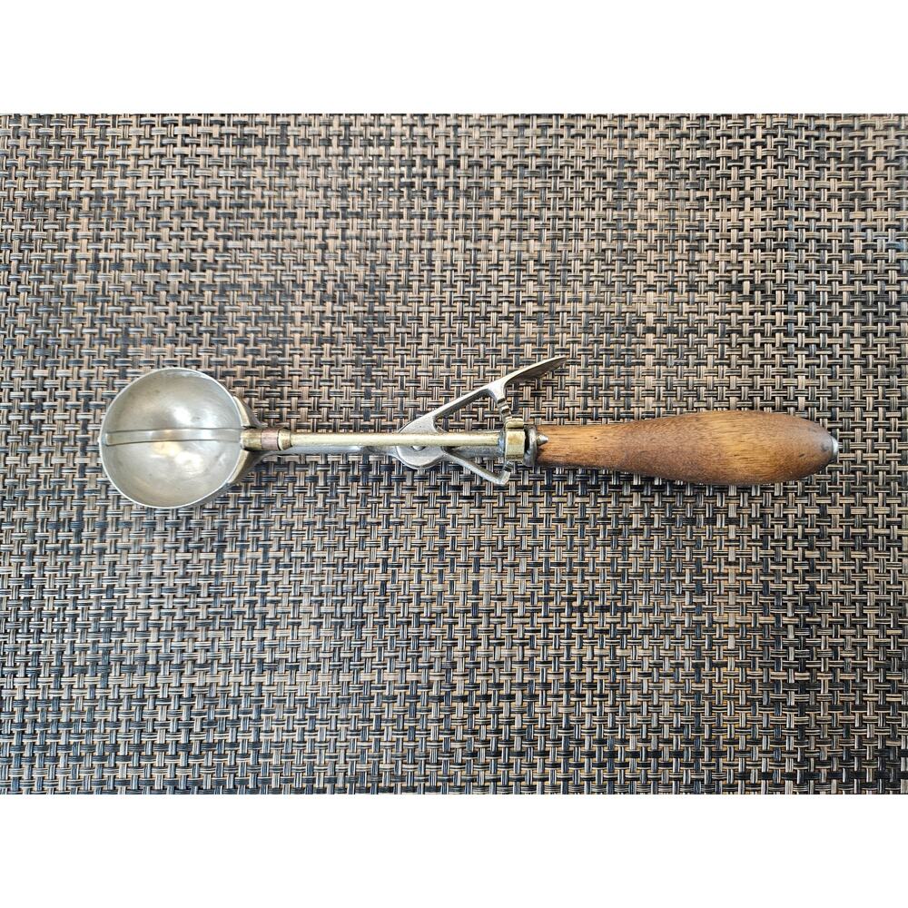 Vintage Ice Cream Scoop Working wood handle Scoop 24